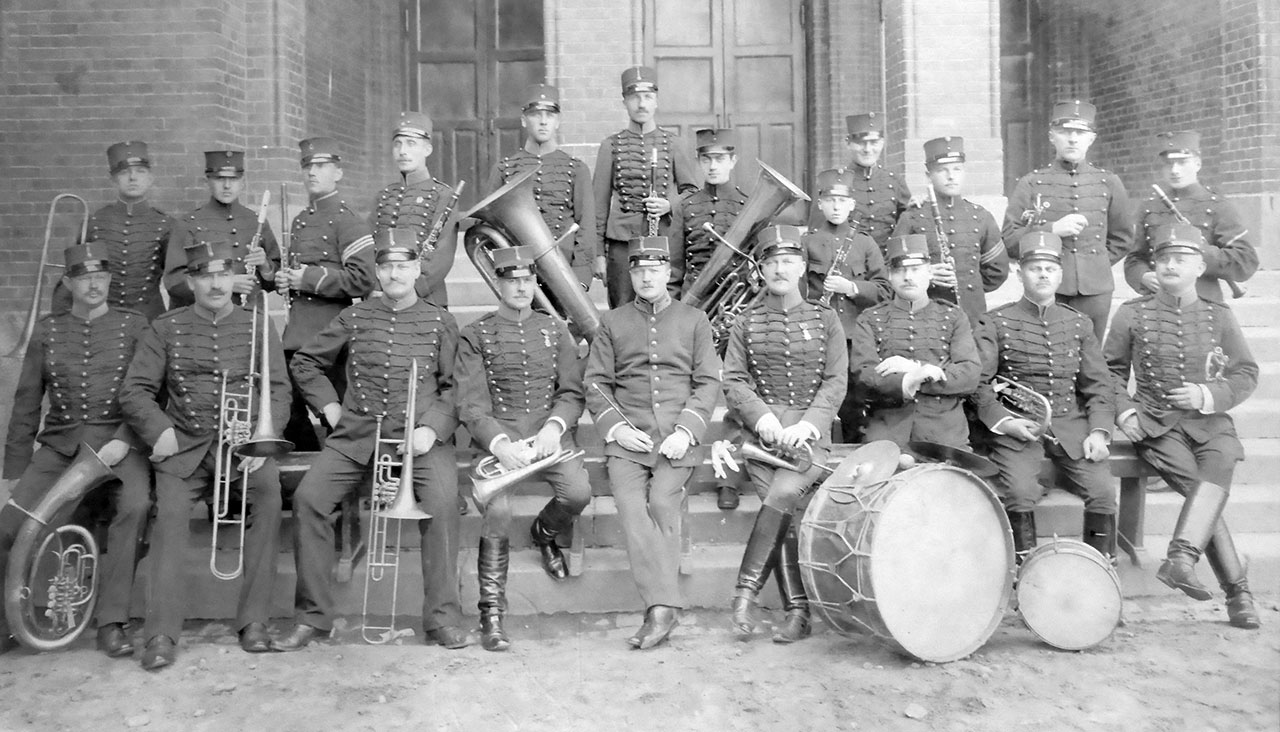 Dirigent Albert Löfgren med A 2 musikkår.